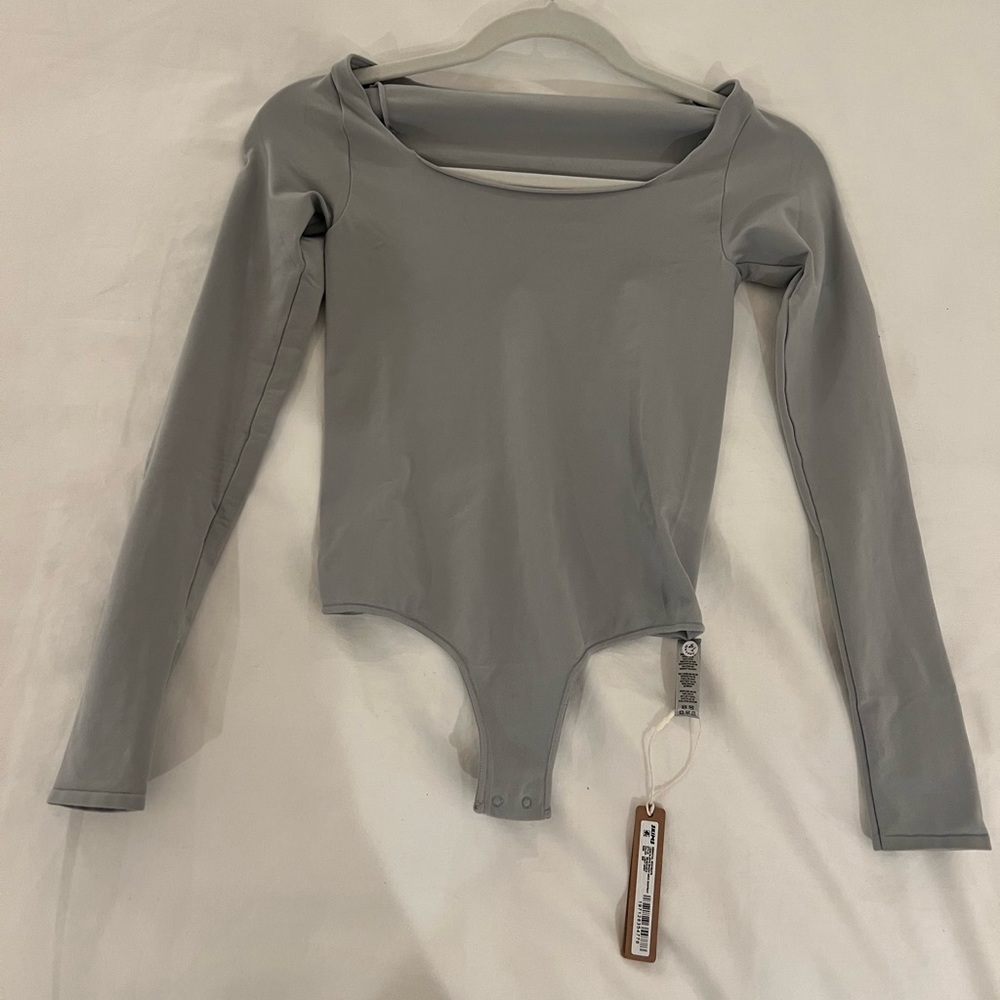 NWT - SKIMS ESSENTIAL LONG SLEEVE SCOOP NECK BODYSUIT